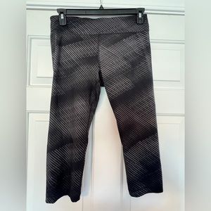 Under Armour Size Large Black Printed Crop Leggings All Season Gear
